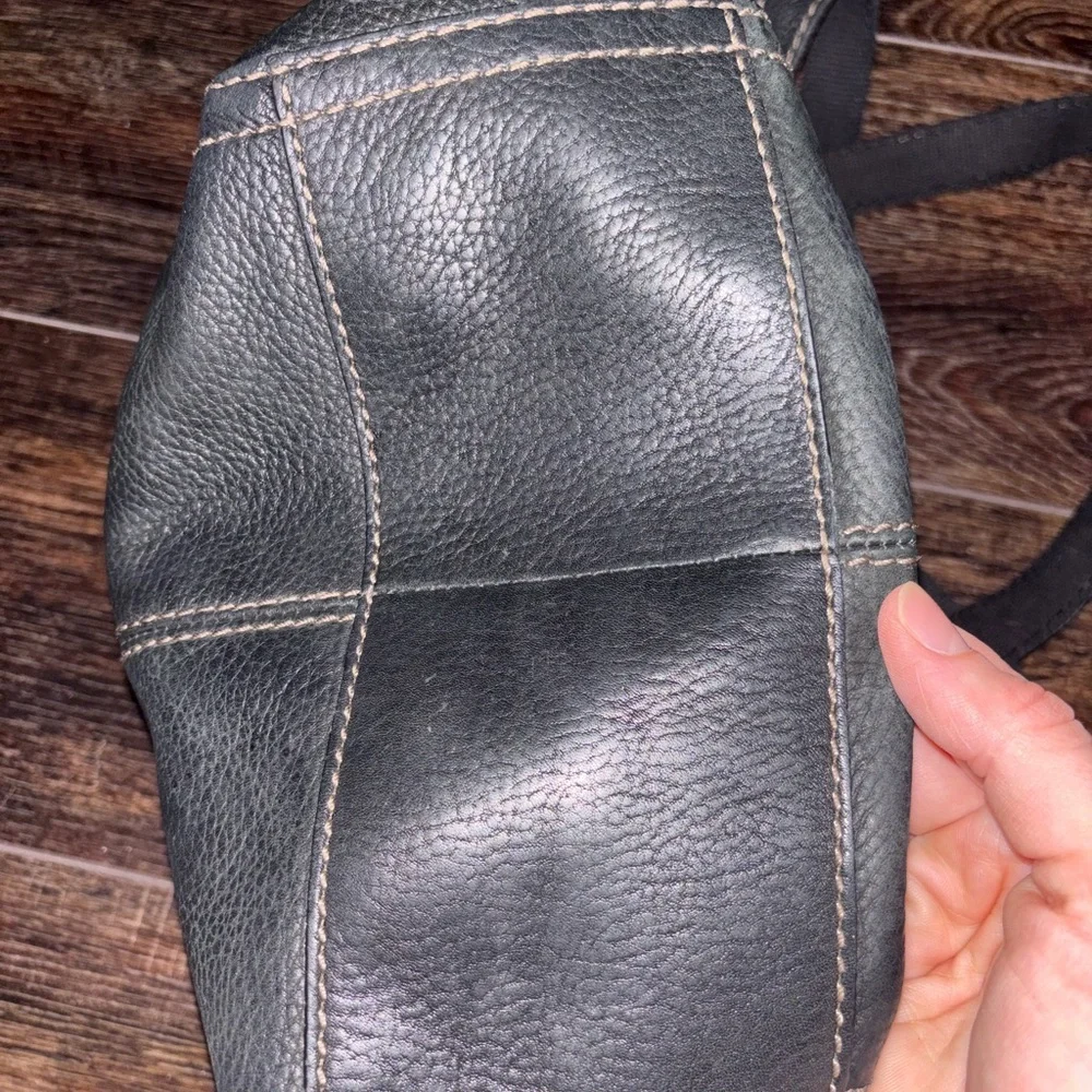 Classic Black Leather Shoulder bag with Contrast Stitching